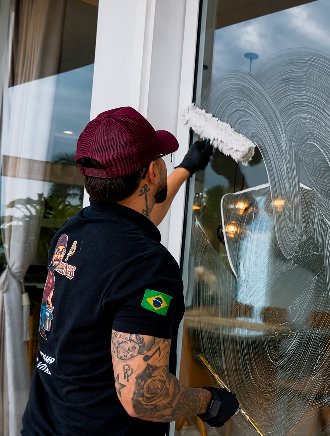 Alysson, especialista em limpeza profissional de vidros e fachadas